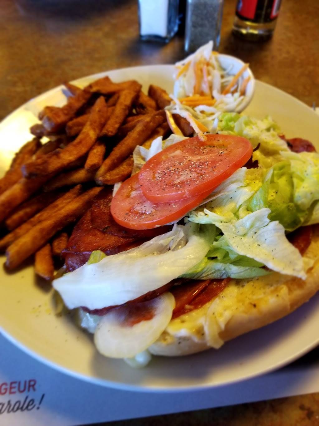 Mikes | restaurant | 1021 Avenue Gilles Villeneuve, Berthierville, QC J0K 1A0, Canada | 4508361510 OR +1 450-836-1510