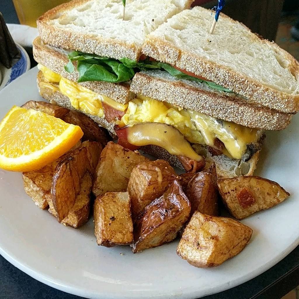 Deluxe Town Diner - Restaurant | 627 Mt Auburn St, Watertown, MA 02472, USA