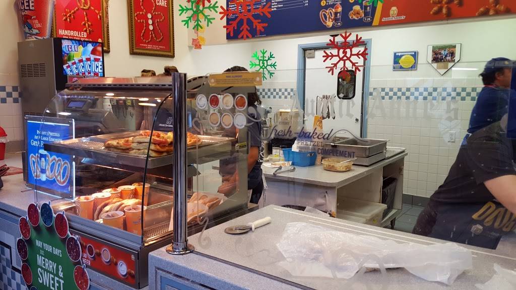 Auntie Annes | restaurant | 185 Bay Park Square, Green Bay, WI 54304, USA | 9204970467 OR +1 920-497-0467