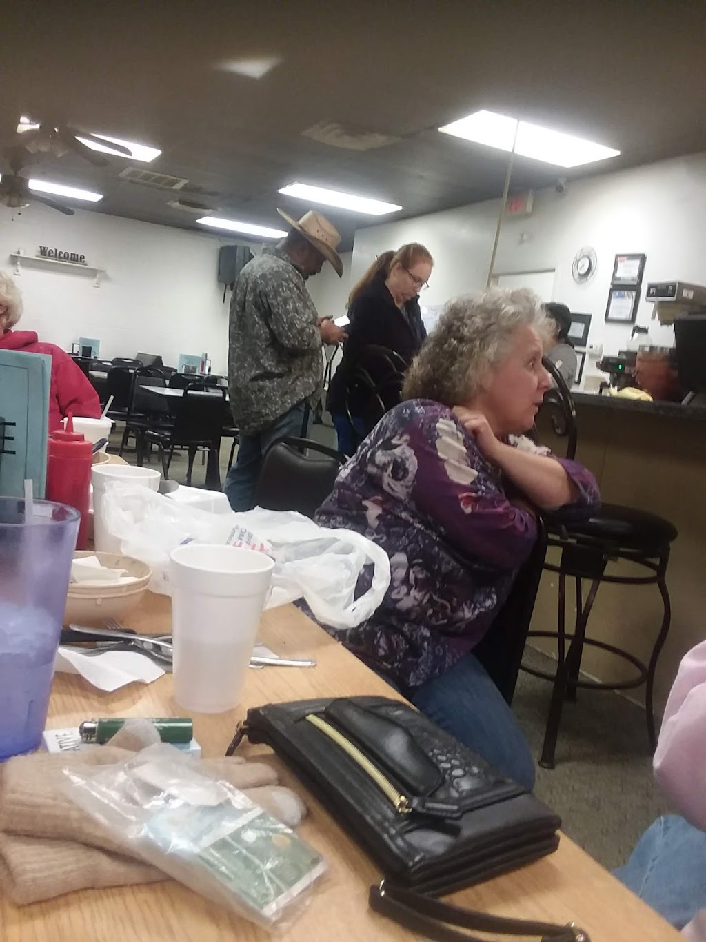 J Js Cafe | restaurant | 1455 W Division St, Slaton, TX 79364, USA | 8068285601 OR +1 806-828-5601