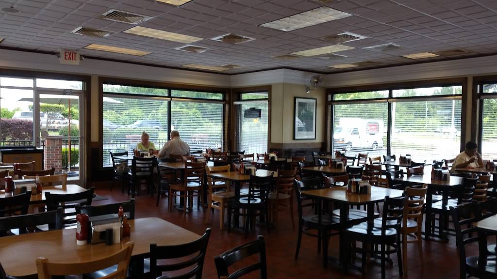 Smithfields Chicken N Bar-B-Q | restaurant | 7300 Market St, Wilmington, NC 28405, USA | 9106864175 OR +1 910-686-4175