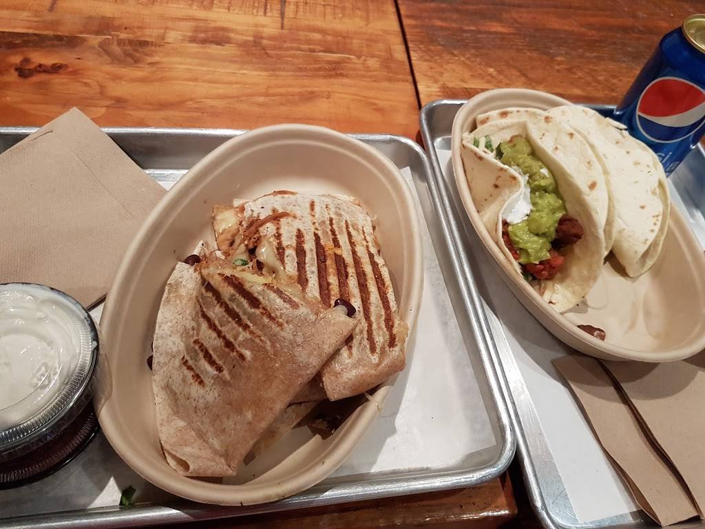 Mucho Burrito Fresh Mexican Grill Restaurant 3830 Boulevard de la CôteVertu 103, Saint
