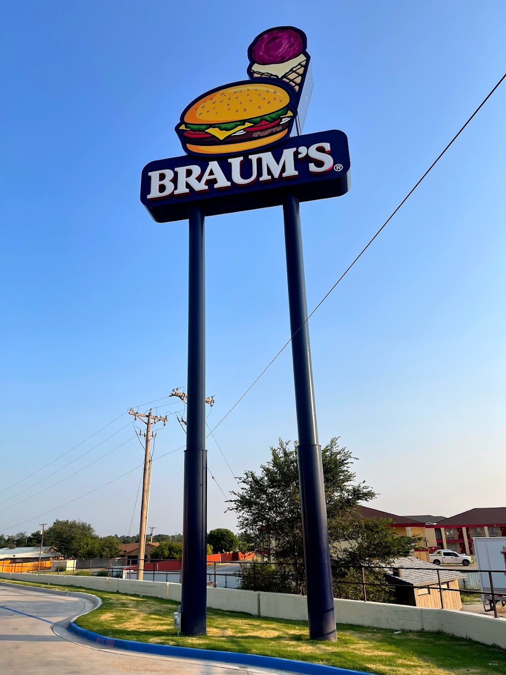 Braums Ice Cream & Dairy Store | restaurant | 3605 Olton Rd, Plainview, TX 79072, USA | 8062881000 OR +1 806-288-1000