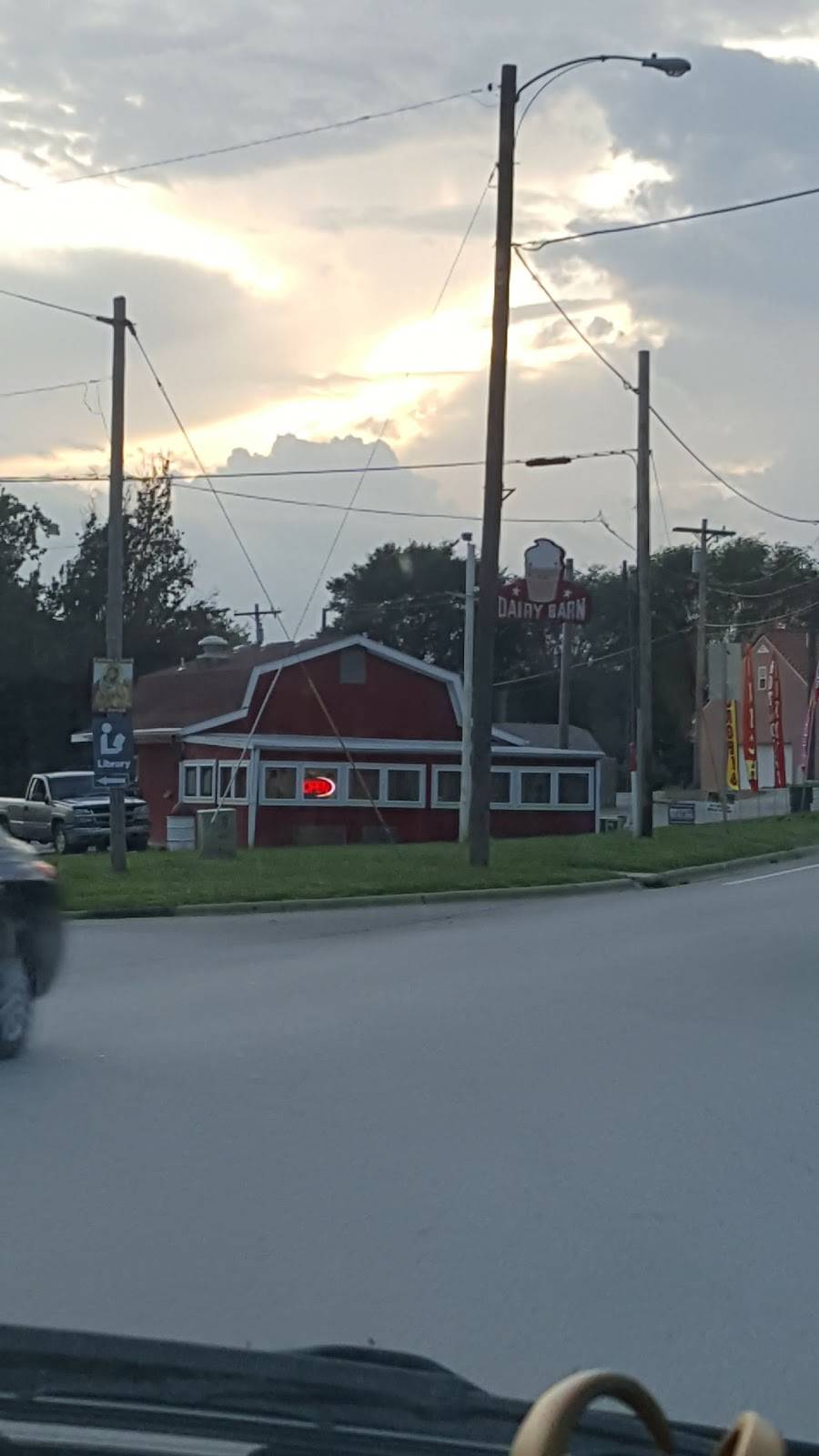 Dairy Barn | restaurant | 103 St Joseph St, Wathena, KS 66090, USA | 7859893680 OR +1 785-989-3680