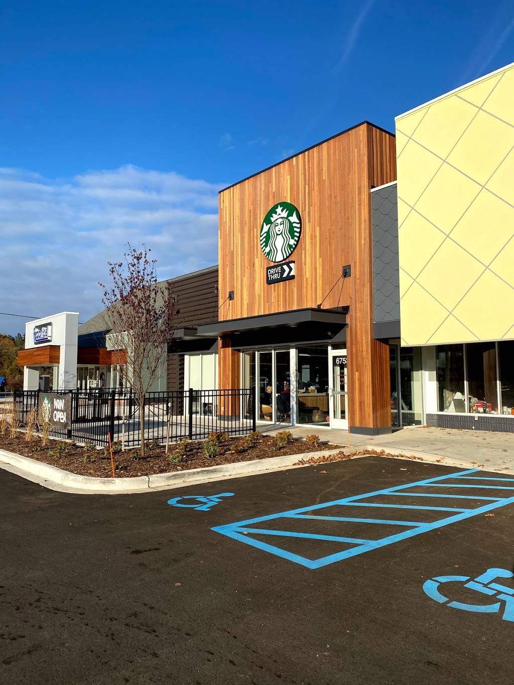 Starbucks | cafe | 6753 Cascade Rd SE, Grand Rapids, MI 49546, USA | 6162958438 OR +1 616-295-8438
