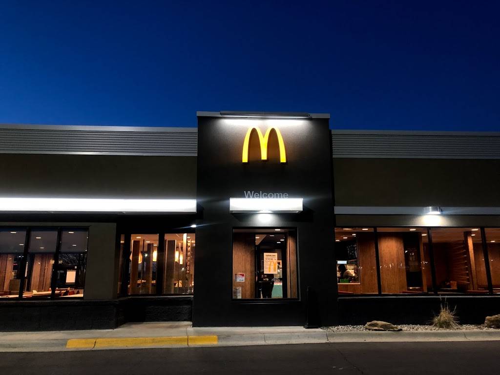 McDonalds | cafe | 1921 Adams St, Mankato, MN 56001, USA | 5076257559 OR +1 507-625-7559