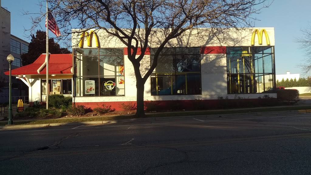 McDonalds | cafe | 225 N Main St, Fort Atkinson, WI 53538, USA | 9205639593 OR +1 920-563-9593