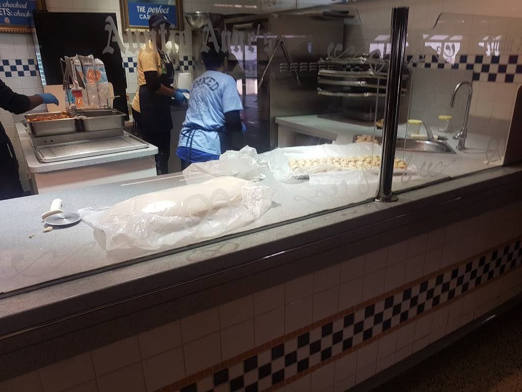 Auntie Annes Pretzels | cafe | 2400 Aviation Drive, Terminal C, Gate 22, Dallas, TX 75261, USA | 9725746561 OR +1 972-574-6561