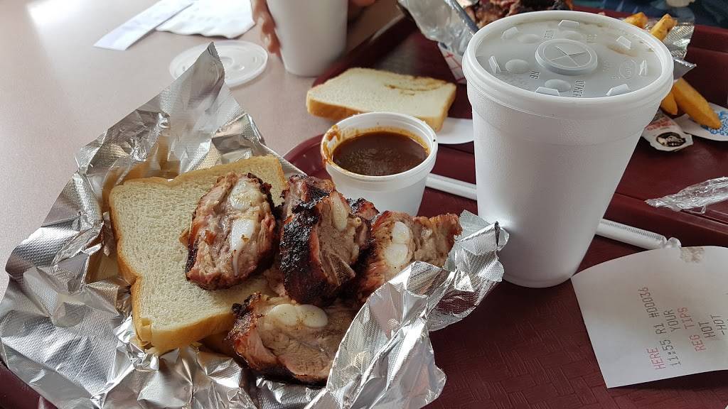 Lil Porgys Bar-B-Q | restaurant | 101 W University Ave, Urbana, IL 61801, USA | 2173671018 OR +1 217-367-1018