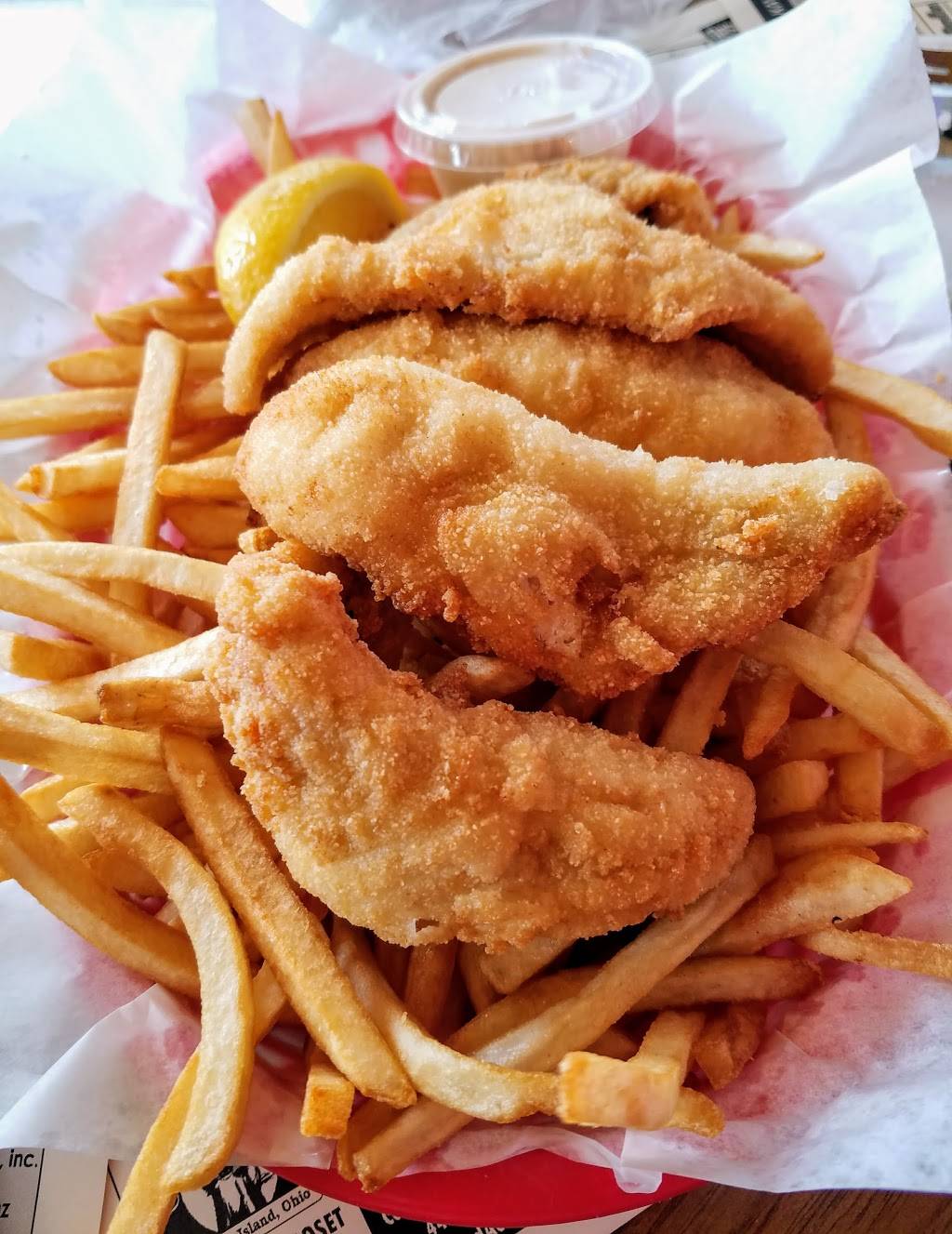 The Village Pump | restaurant | 103 W Lakeshore Dr, Kelleys Island, OH 43438, USA | 4197462281 OR +1 419-746-2281