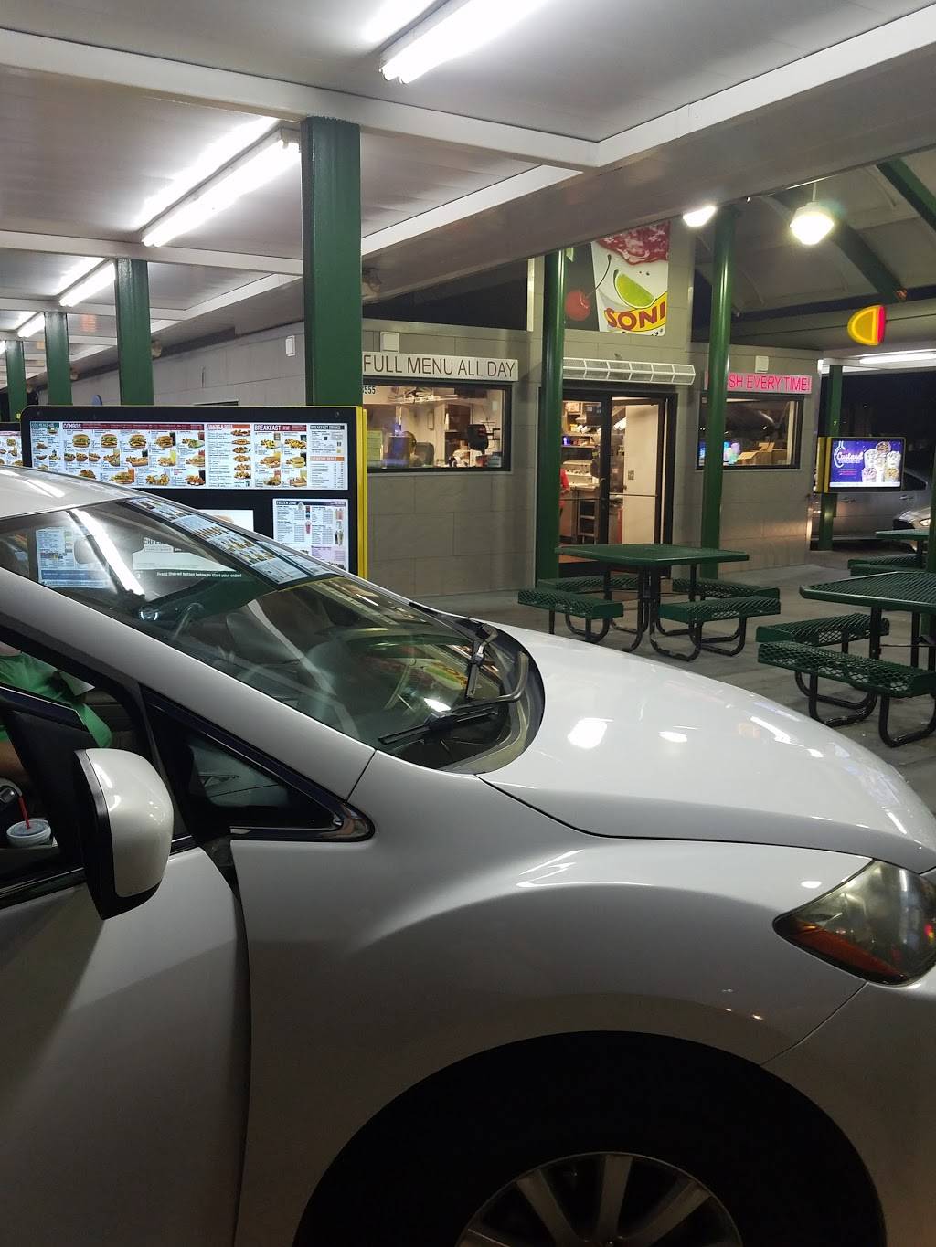 Sonic Drive-In | restaurant | 3555 Tom Austin Hwy, Springfield, TN 37172, USA | 6153822160 OR +1 615-382-2160
