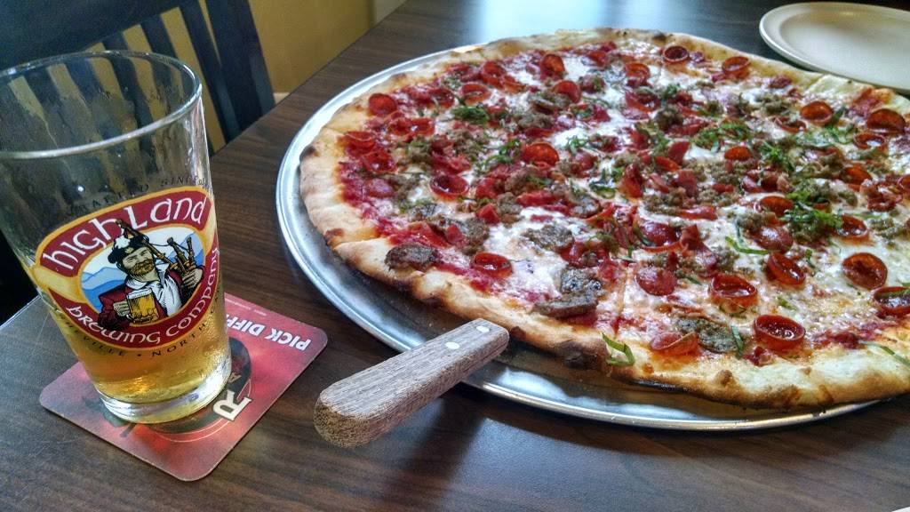 Nacoochee Village Tavern & Pizzeria | restaurant | 7275 S Main St, Helen, GA 30545, USA | 7068780199 OR +1 706-878-0199