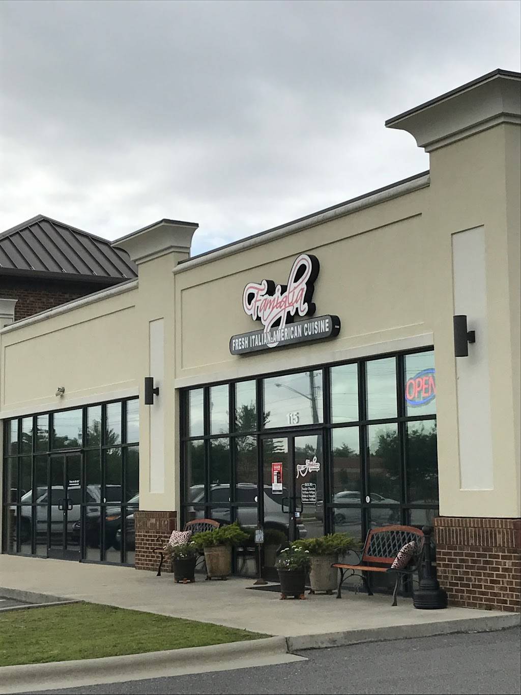 Famiglia | restaurant | 740 W Fire Tower Rd Suite #115, Winterville, NC 28590, USA | 2526896330 OR +1 252-689-6330