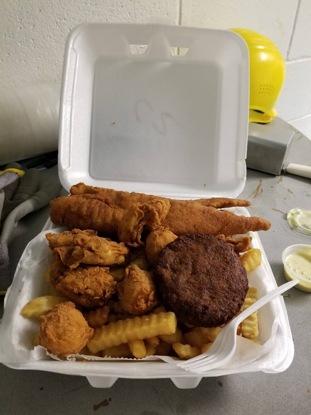 M & R Seafood Market & Takeout | restaurant | 808 W Constance Rd, Suffolk, VA 23434, USA | 7579250067 OR +1 757-925-0067