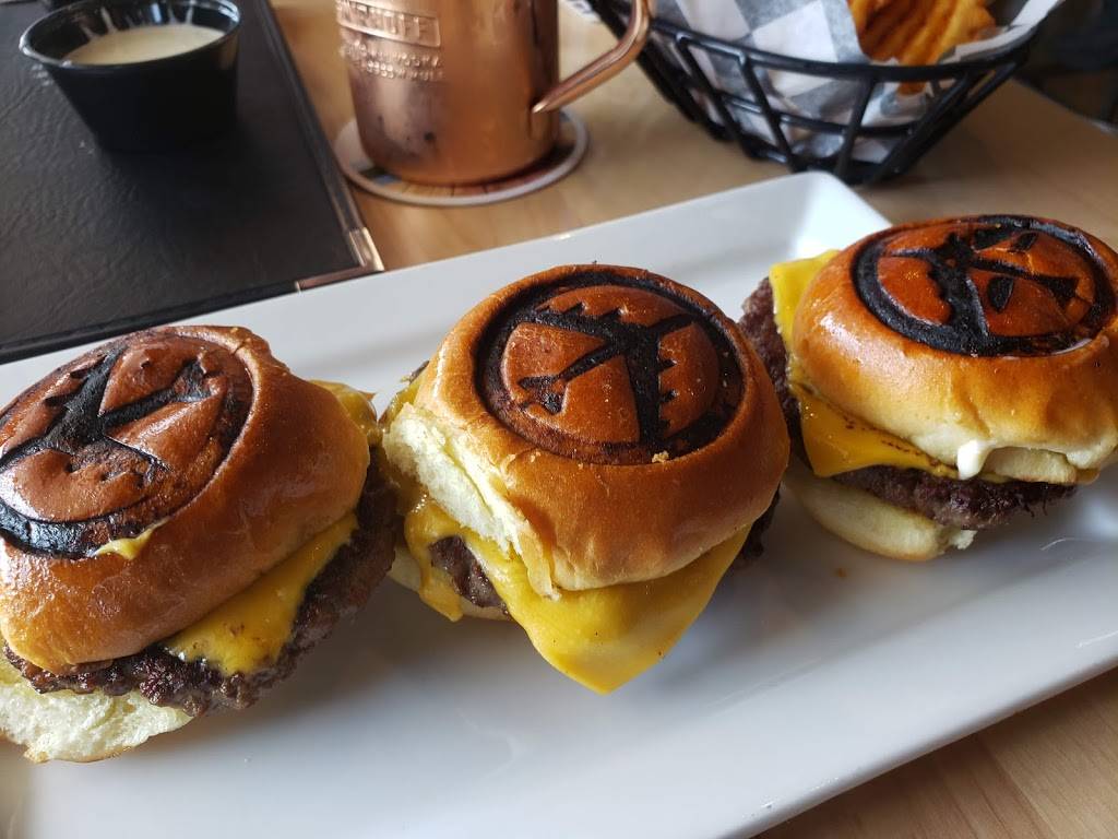 B-52 Burgers And Brew Lakeville - Restaurant | 20751 Holyoke Ave ...