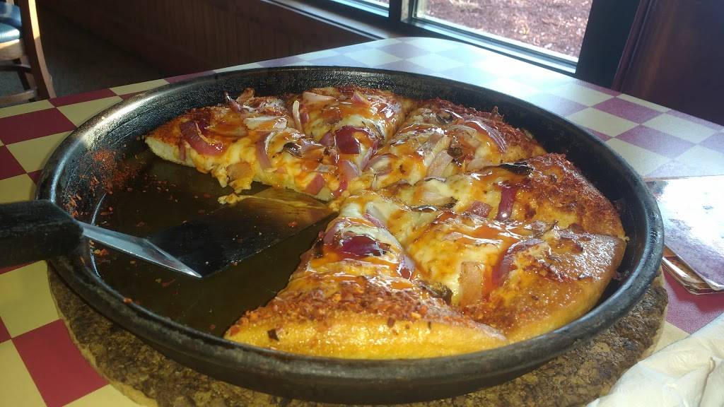 Pizza Hut | meal takeaway | 914 N Simpson Dr, Warrensburg, MO 64093, USA | 6607471777 OR +1 660-747-1777
