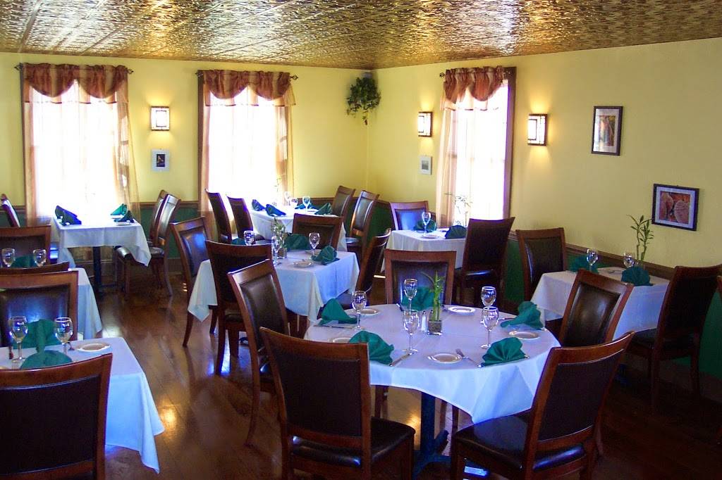 Le Bistro Du Beaujolais | restaurant | 8134 Columbia Rd, Cleveland, OH 44138, USA | 4402358883 OR +1 440-235-8883