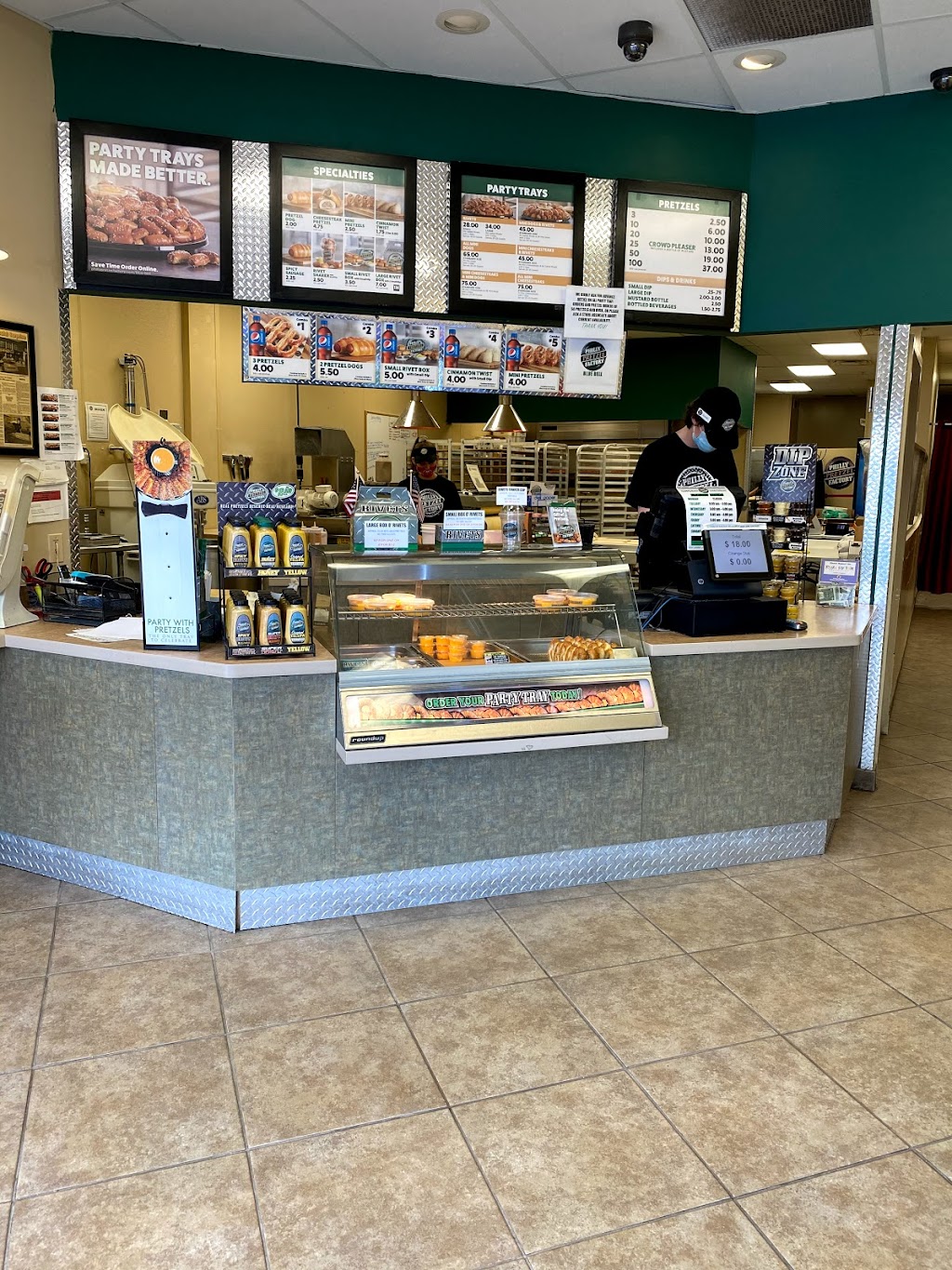 Philly Pretzel Factory | bakery | 1301 W Skippack Pike, Blue Bell, PA 19422, USA | 6102792411 OR +1 610-279-2411