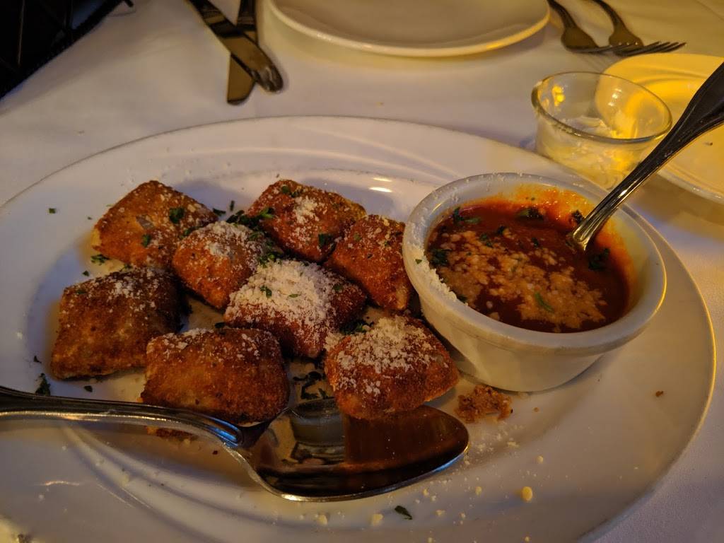 Charlie Gittos On the Hill | restaurant | 5226 Shaw Ave, St. Louis, MO 63110, USA | 3147728898 OR +1 314-772-8898