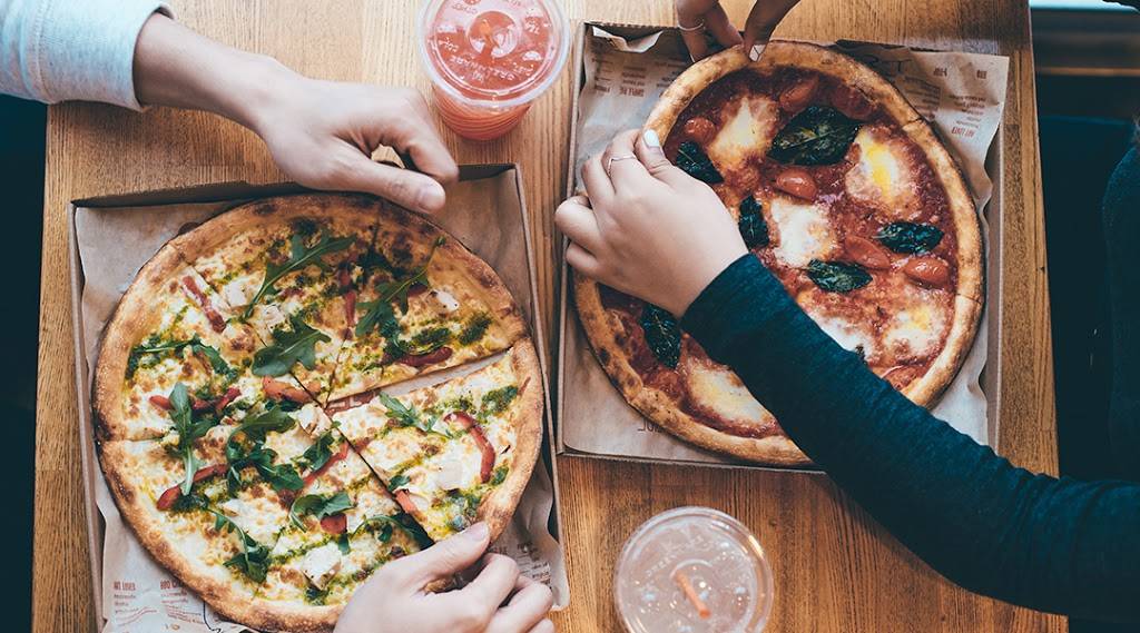 Blaze Pizza | meal takeaway | 600 Central Ave Ste 107, Highland Park, IL 60035, USA | 8472649261 OR +1 847-264-9261