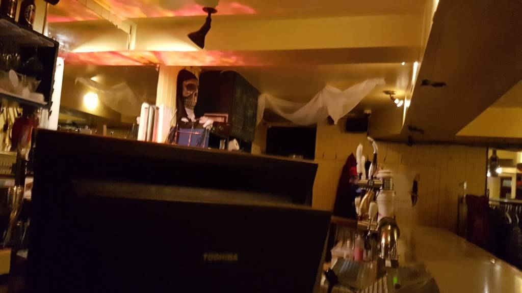Bistro Bar La Barricade | restaurant | 59 Côte du Passage, Lévis, QC G6V 5S8, Canada | 4188334491 OR +1 418-833-4491