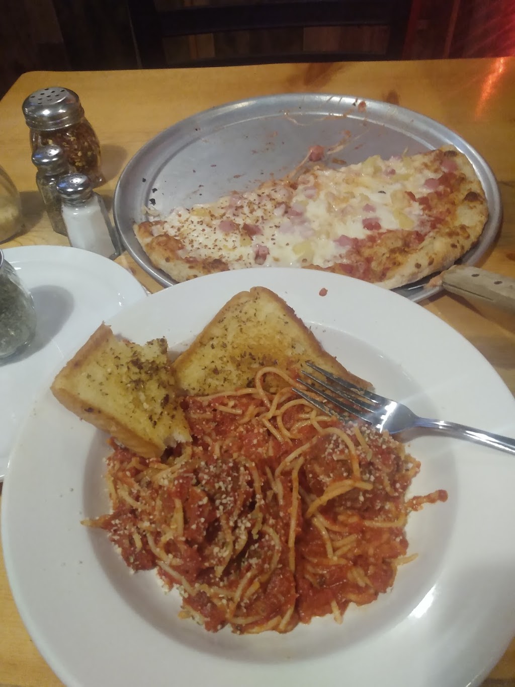 Daneville Inn | restaurant | 100 S Main St, Viborg, SD 57070, USA | 6057660222 OR +1 605-766-0222