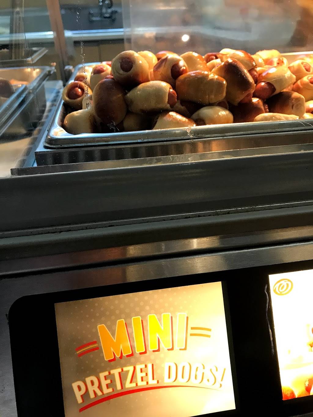 Pretzelmaker | restaurant | 5065 Main St, Trumbull, CT 06611, USA | 2033739908 OR +1 203-373-9908