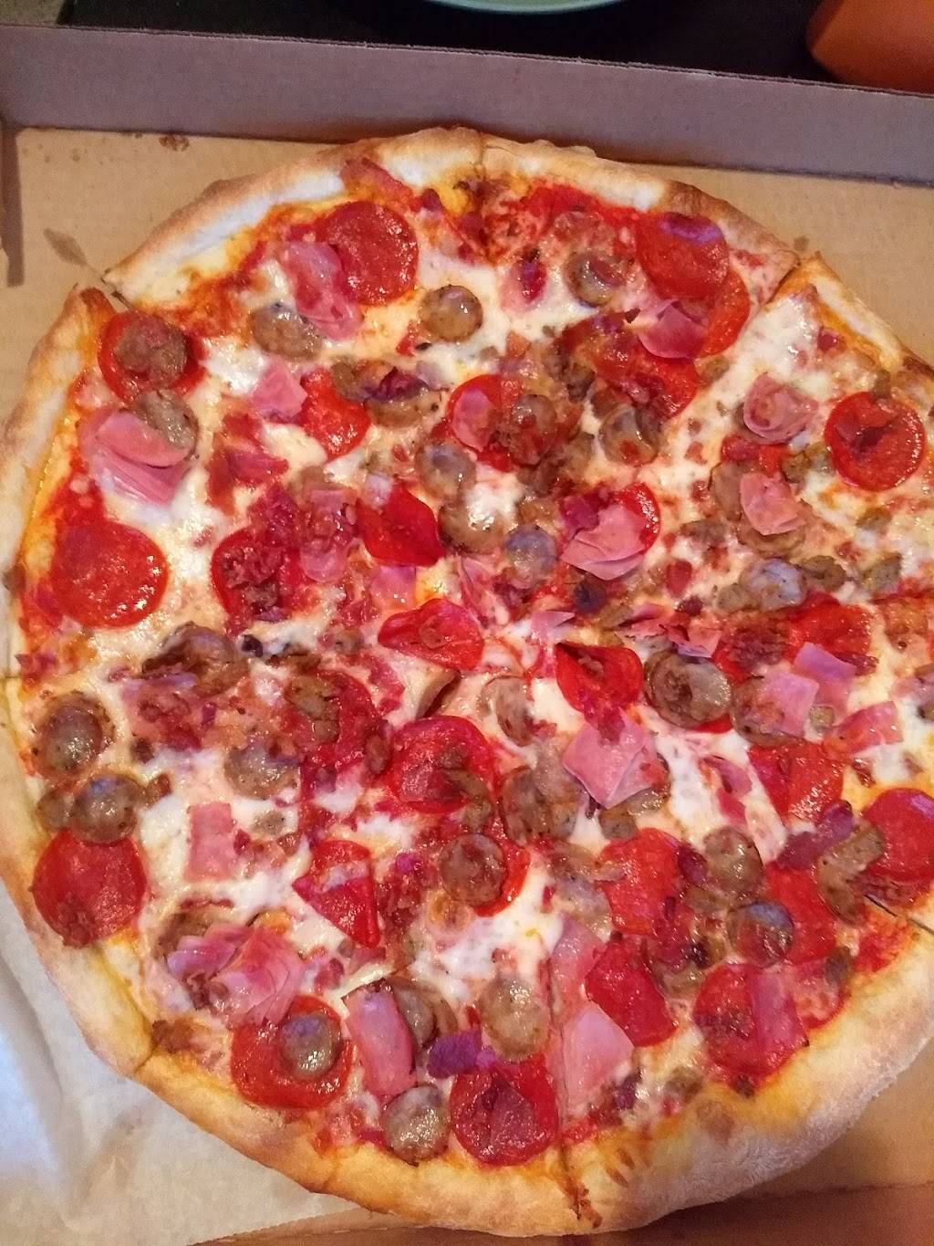 Julias Pizza | restaurant | 5075 Edgewater Dr, Orlando, FL 32810, USA | 4072951800 OR +1 407-295-1800