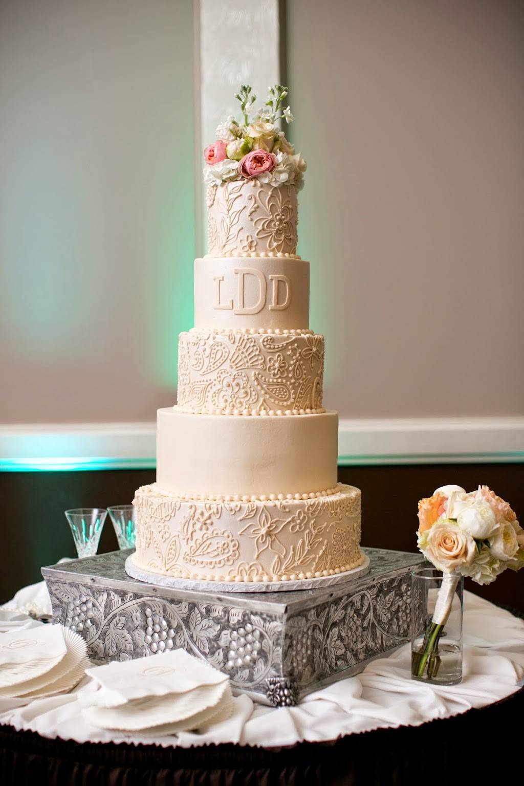 Sugar Bee Sweets Bakery | cafe | 201 N East St, Arlington, TX 76011, USA | 8179038661 OR +1 817-903-8661