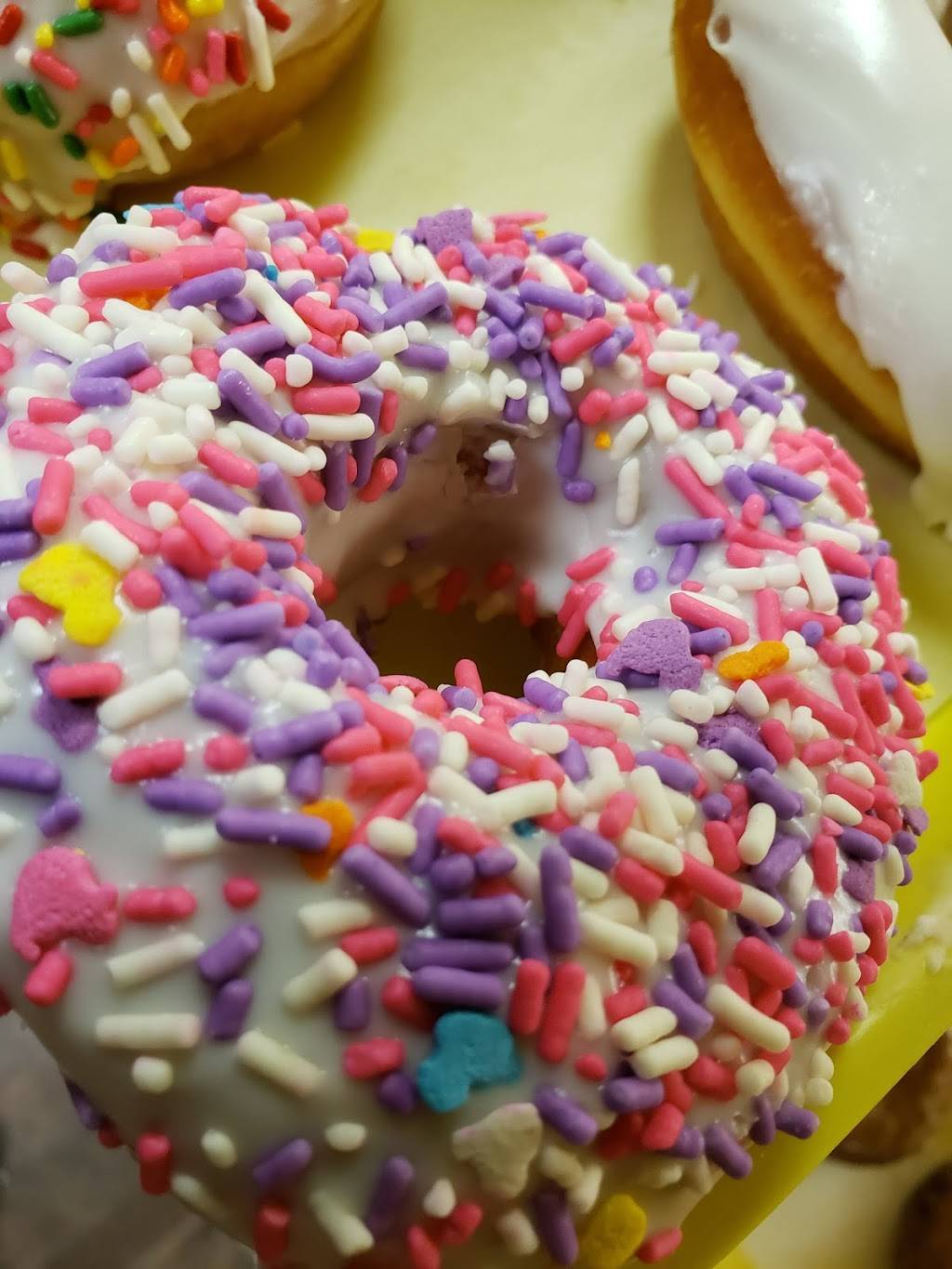 Grandview Donut | restaurant | 102 E Criner St, Grandview, TX 76050, USA | 8178662735 OR +1 817-866-2735
