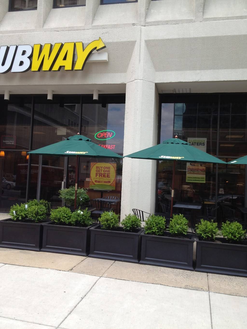 Subway Restaurants | restaurant | 2461 S Clark St, Arlington, VA 22202, USA | 7035668701 OR +1 703-566-8701