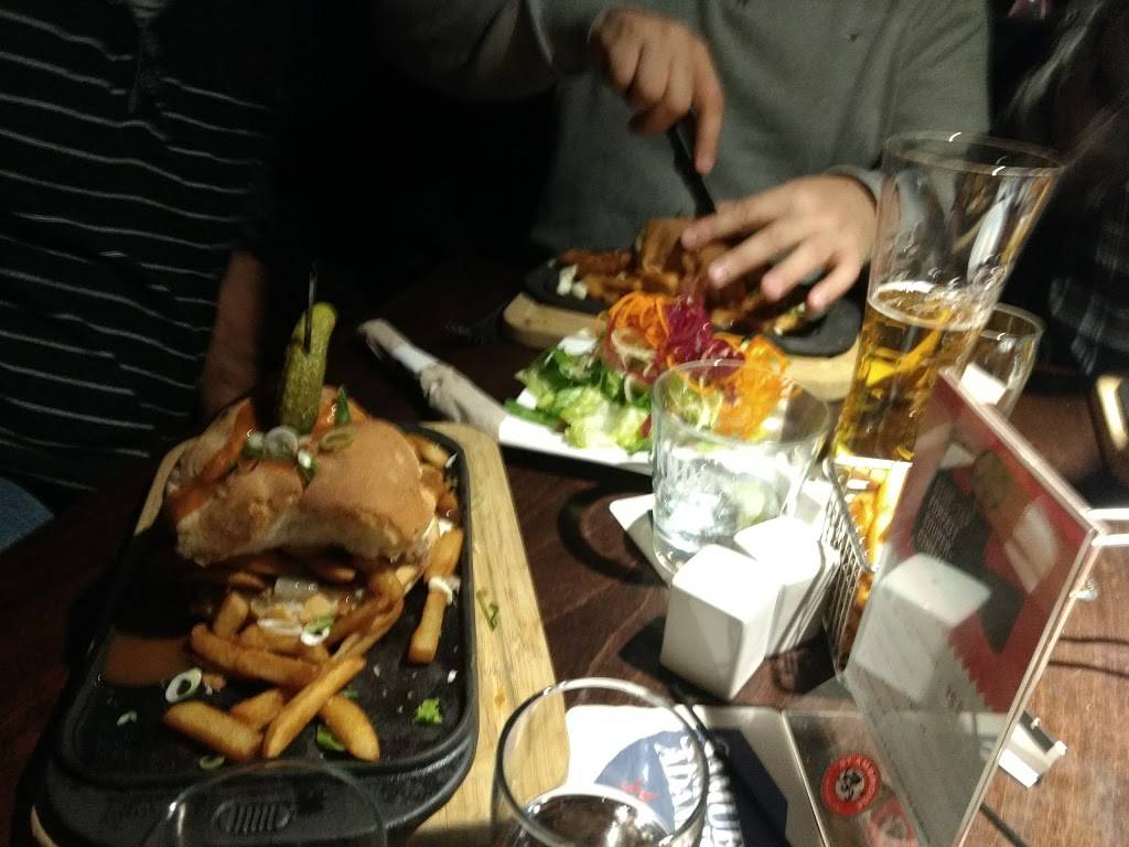 Tapageur | restaurant | 83 Rue King Ouest, Sherbrooke, QC J1H 1P1, Canada | 8198235444 OR +1 819-823-5444