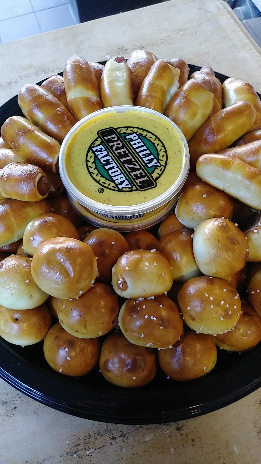 Philly Pretzel Factory | bakery | 330 W Main St, Lansdale, PA 19446, USA | 2153623363 OR +1 215-362-3363