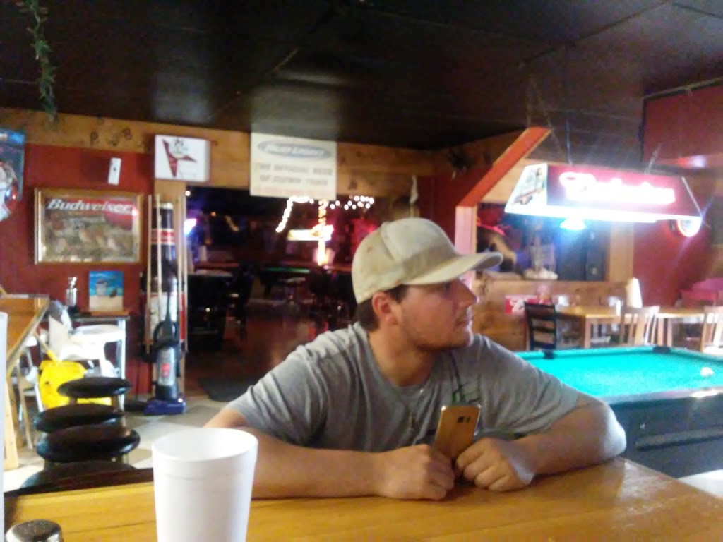Friends Pub & Pizza | restaurant | 215 S Main St, Canute, OK 73626, USA | 5804723388 OR +1 580-472-3388