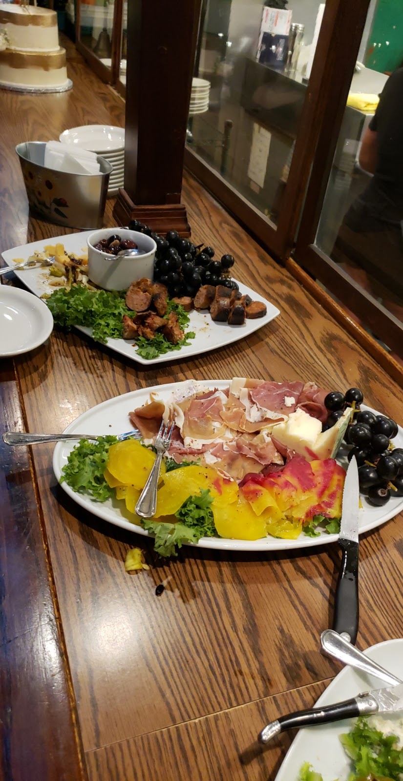 Henrys Cafe & Fine Groceries | cafe | 20 S Charlotte St, Pottstown, PA 19464, USA | 6103260069 OR +1 610-326-0069