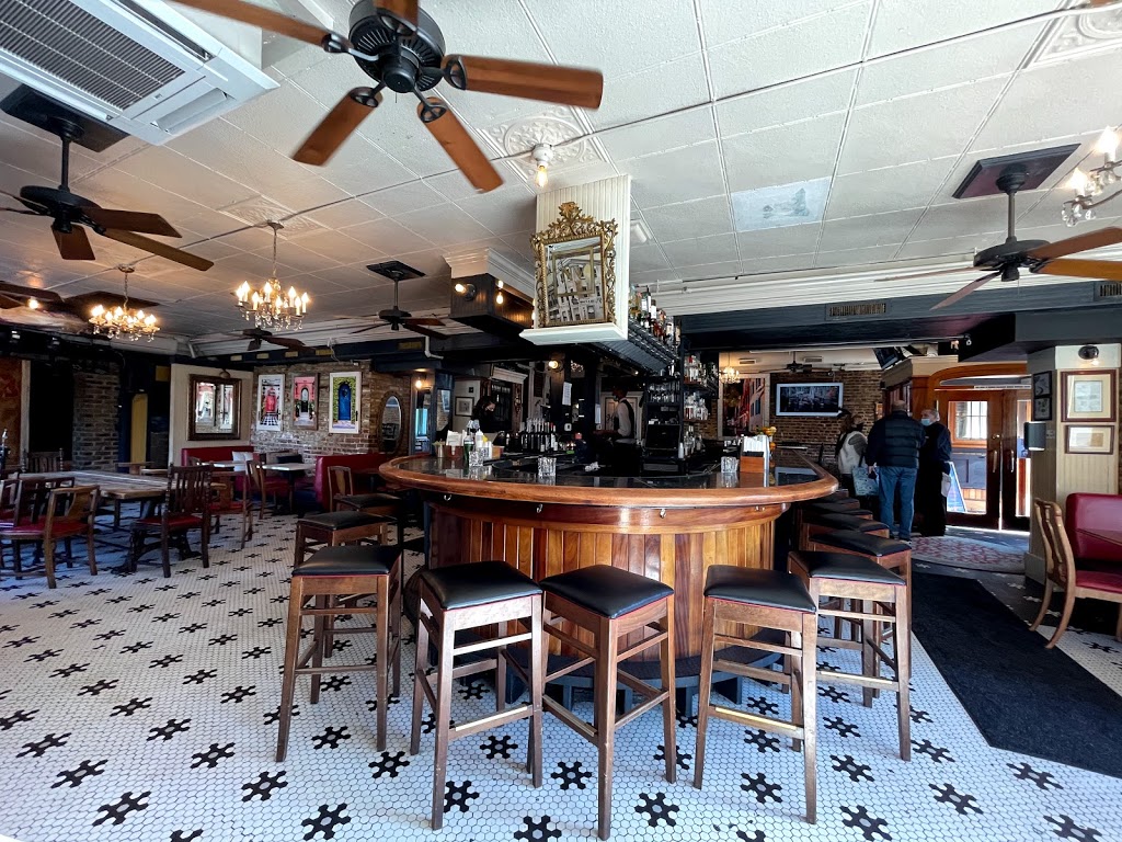Henrys On The Market | restaurant | 54 N Market St, Charleston, SC 29401, USA | 8437234363 OR +1 843-723-4363