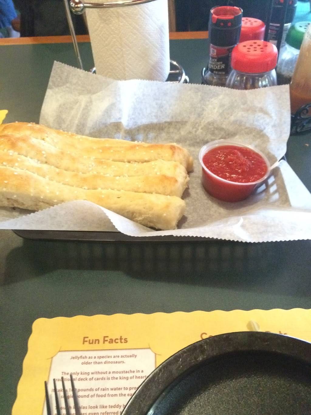 Monicals Pizza | restaurant | 102 N Sycamore St, Villa Grove, IL 61956, USA | 2178322361 OR +1 217-832-2361