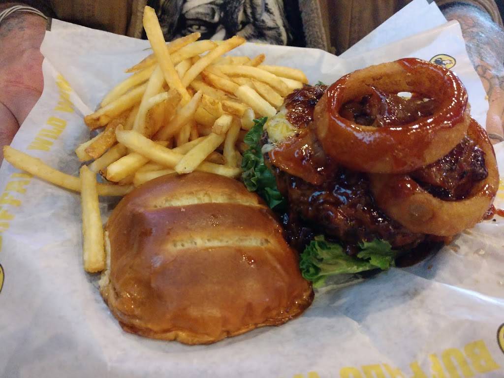 Buffalo Wild Wings | meal takeaway | 1040 MN-15, Hutchinson, MN 55350, USA | 3202349453 OR +1 320-234-9453
