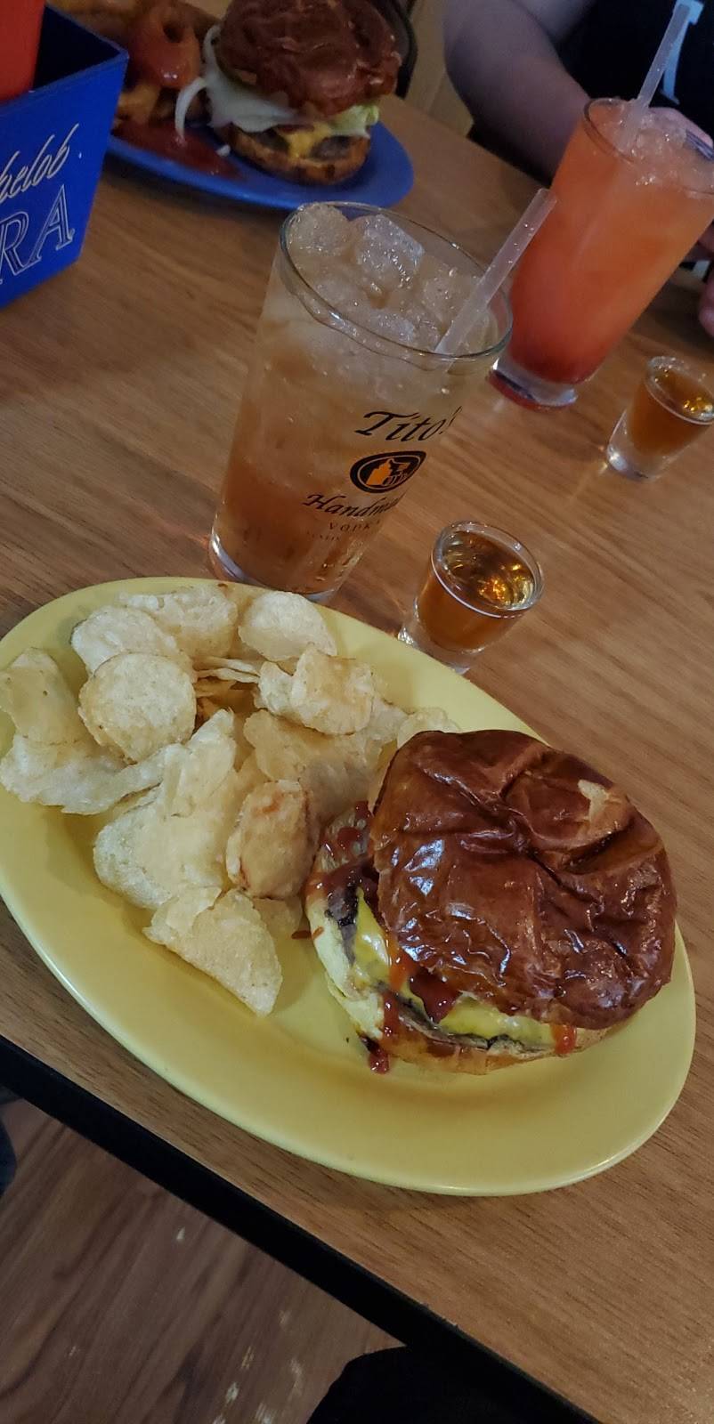 Rileys Sports Bar & Grill | restaurant | 209 W Milwaukee St, Janesville, WI 53548, USA | 6085630410 OR +1 608-563-0410