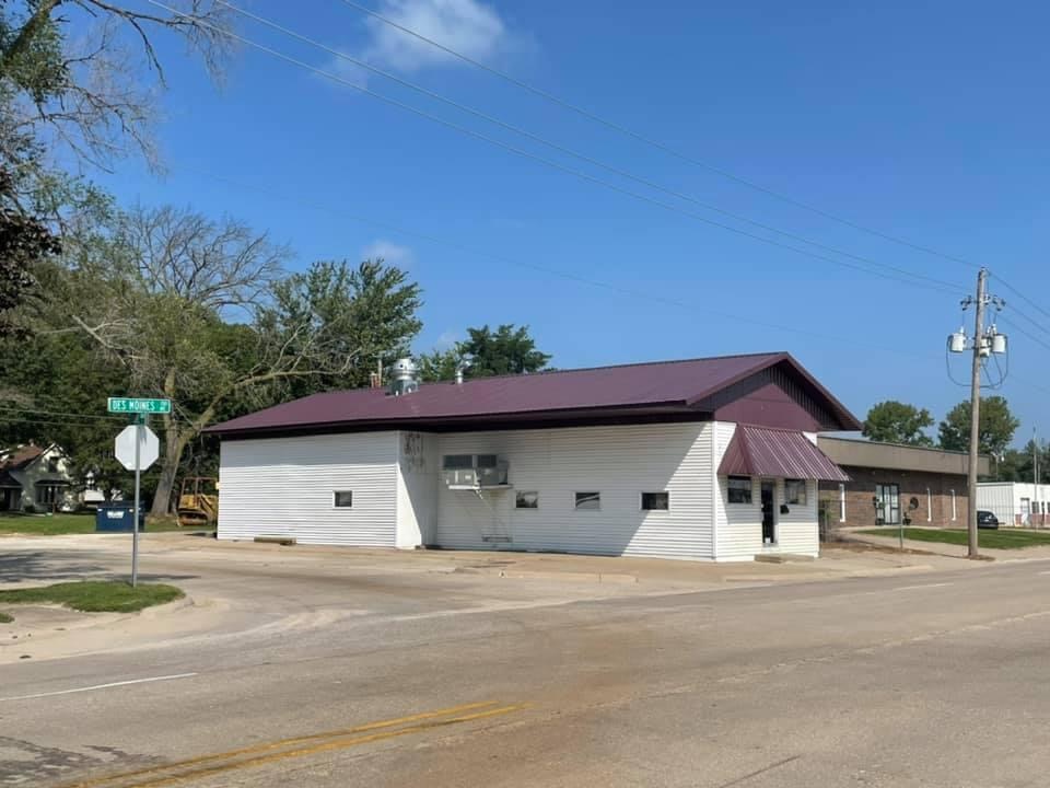 The Iowa Pub | restaurant | 2103 Des Moines Ave, Burlington, IA 52601, USA | 3197532634 OR +1 319-753-2634