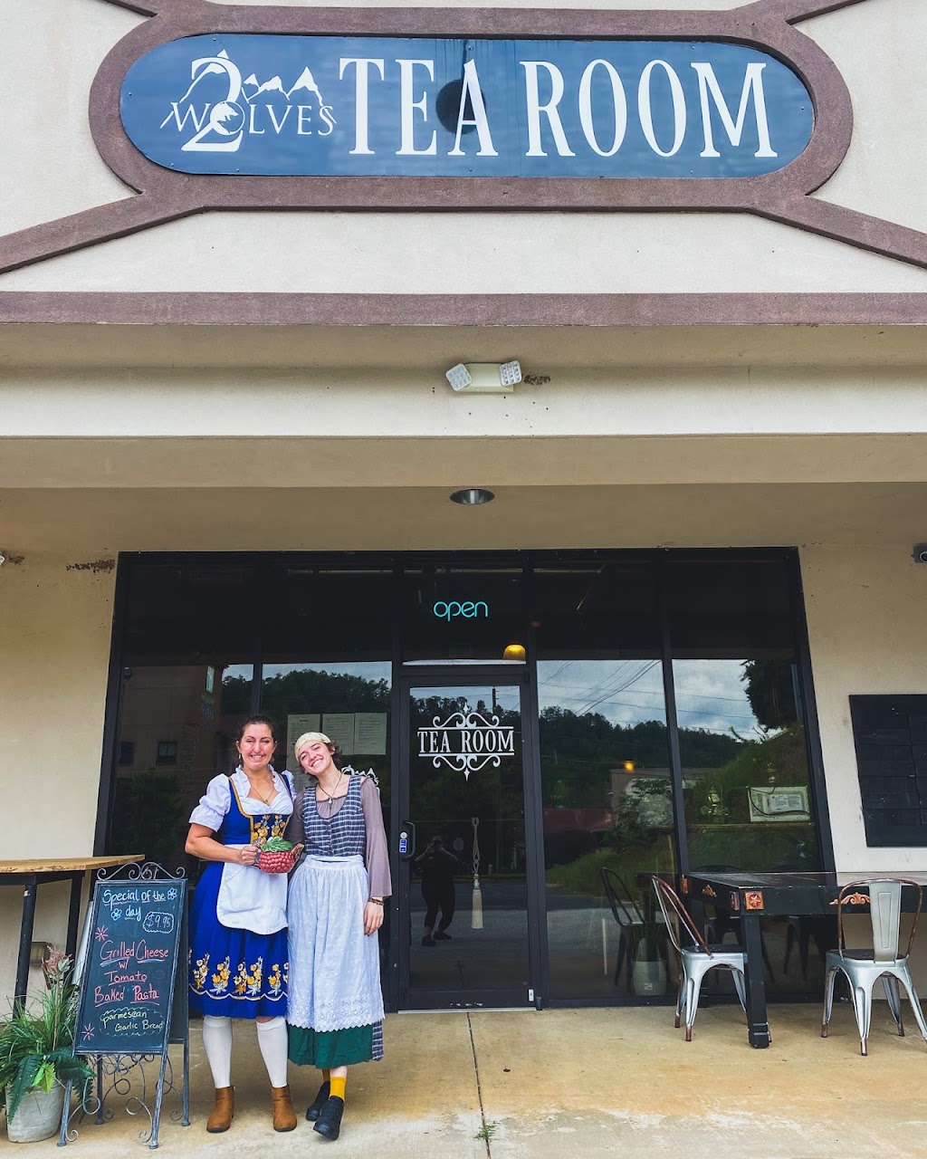 2 Wolves Tearoom | restaurant | 8065 S Main St, Helen, GA 30545, USA | 7068922958 OR +1 706-892-2958