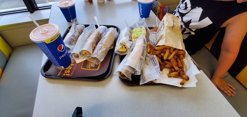 Petit Quebec | restaurant | 344 Boulevard de la Marine, Varennes, QC J3X 1Z4, Canada | 4509855559 OR +1 450-985-5559
