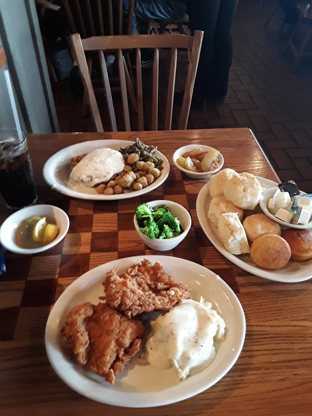 Cracker Barrel Old Country Store | restaurant | 701 W Springfield Rd, Sullivan, MO 63080, USA | 5734685595 OR +1 573-468-5595
