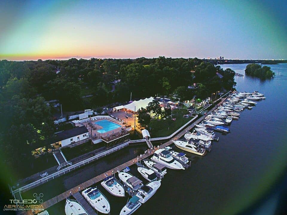 Maumee River Yacht Club | restaurant | 2735 Broadway St, Toledo, OH 43609, USA | 4193823625 OR +1 419-382-3625