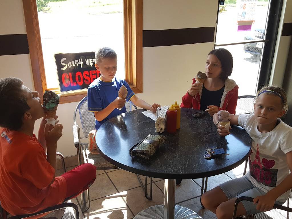 Scoopers | restaurant | 13960 WI-32, Mountain, WI 54149, USA | 7152762780 OR +1 715-276-2780