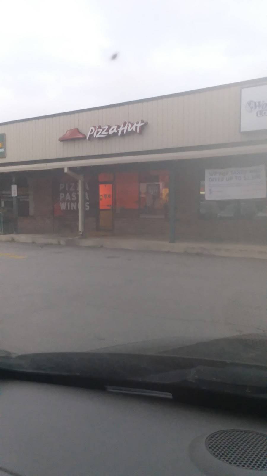 Pizza Hut | meal takeaway | 100 E. Ray Fine Blvd Suite Q, Roland, OK 74954, USA | 9184277440 OR +1 918-427-7440