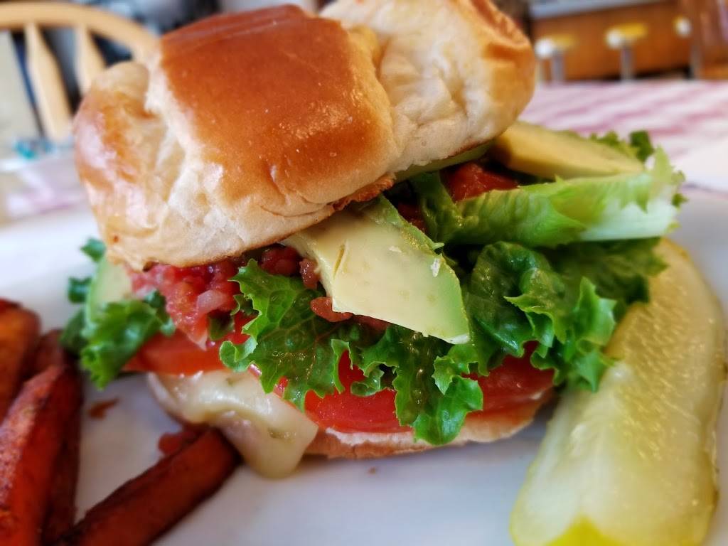 Glendas Cafe | cafe | N51W34975 E Wisconsin Ave, Okauchee, WI 53069, USA | 2625676320 OR +1 262-567-6320
