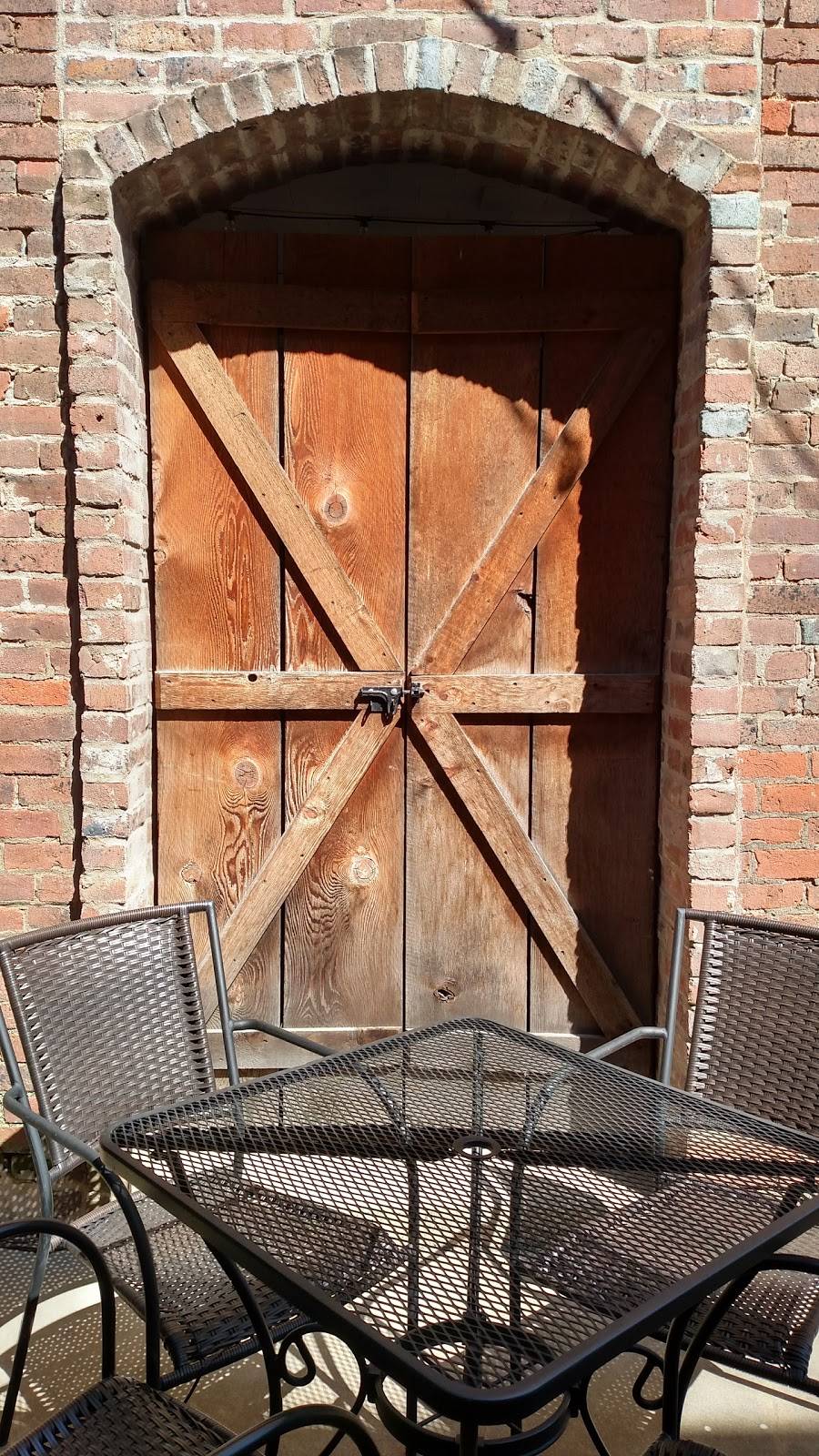 Alongis Italian Restaurant | restaurant | 18 W Main St, Du Quoin, IL 62832, USA | 6185422468 OR +1 618-542-2468