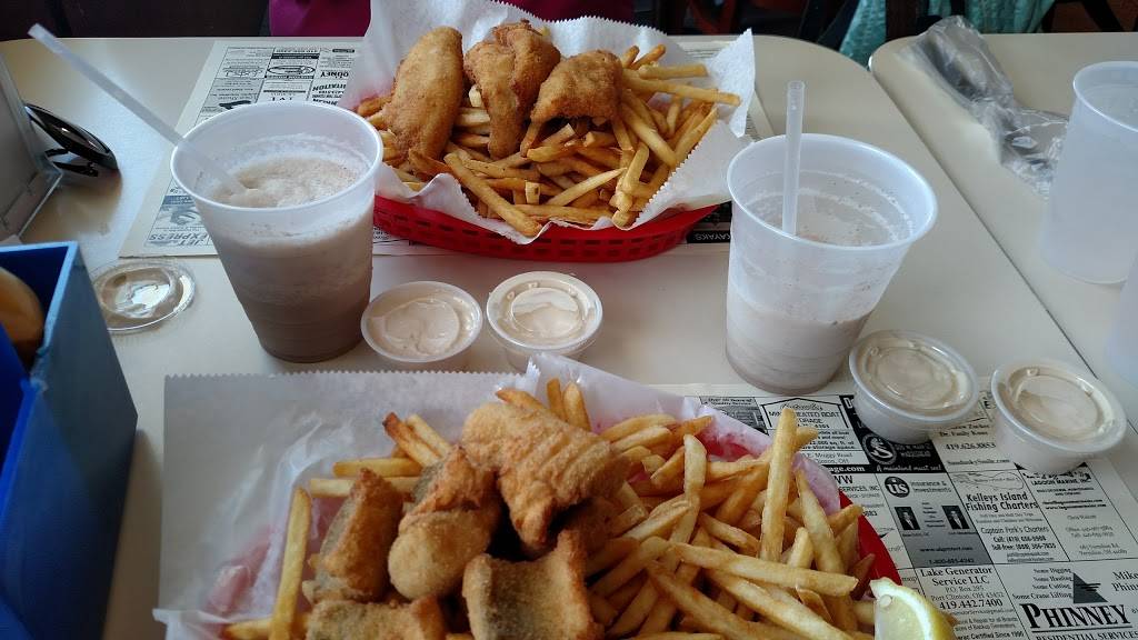 The Village Pump | restaurant | 103 W Lakeshore Dr, Kelleys Island, OH 43438, USA | 4197462281 OR +1 419-746-2281