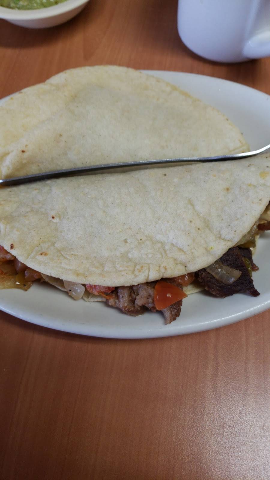 Sylvias Mexican Restaurant | restaurant | 617 TX-123, Stockdale, TX 78160, USA | 8309963233 OR +1 830-996-3233